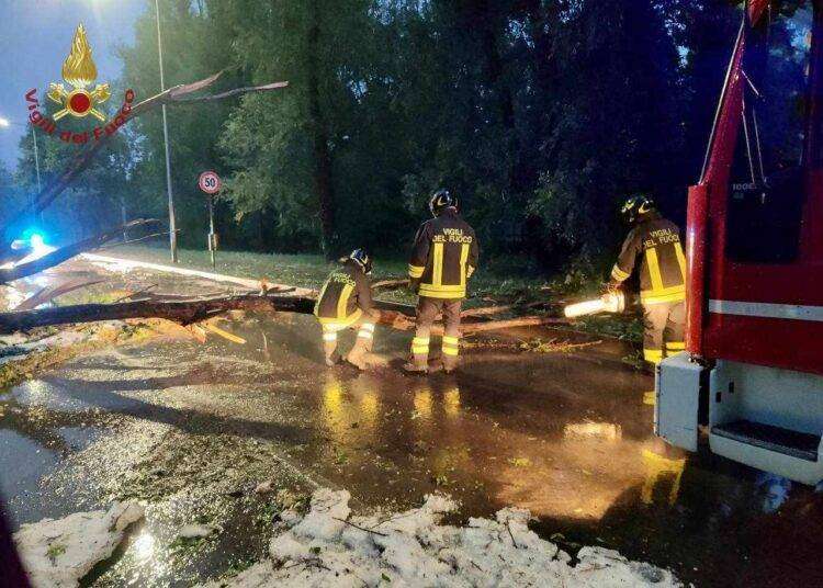 Maltempo, dalle prime ore del mattino pioggia e grandine nel lecchese e a Monza