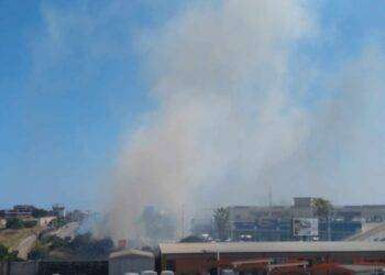 Vasto incendio alle porte di Cagliari, fumo visibile in tutto l’hinterland