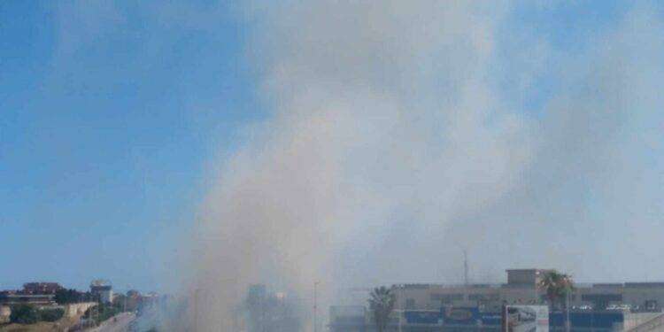 Vasto incendio alle porte di Cagliari, fumo visibile in tutto l’hinterland