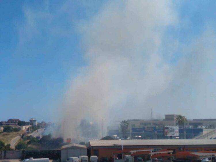 Vasto incendio alle porte di Cagliari, fumo visibile in tutto l’hinterland
