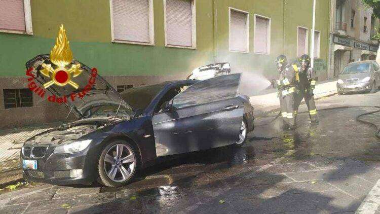 Sassari auto prende fuoco: autista intossicato