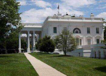 Polvere all’interno della Casa Bianca (che viene evacuata). Poi l’allarme rientra: “È cocaina”