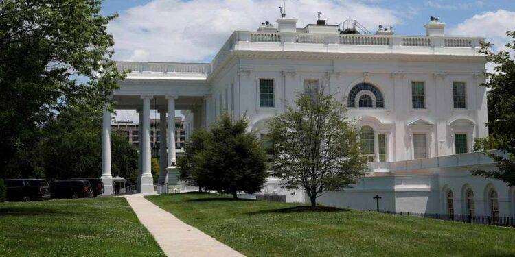 Polvere all’interno della Casa Bianca (che viene evacuata). Poi l’allarme rientra: “È cocaina”