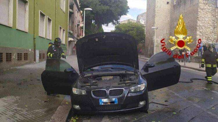Sassari auto prende fuoco: autista intossicato