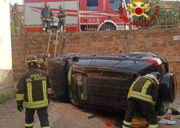 Nuoro, 75 enne perde il controllo dell’auto: estratto dal mezzo