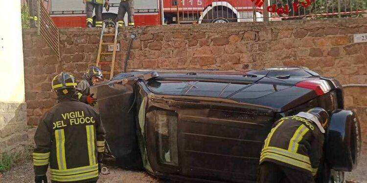 Nuoro, 75 enne perde il controllo dell’auto: estratto dal mezzo