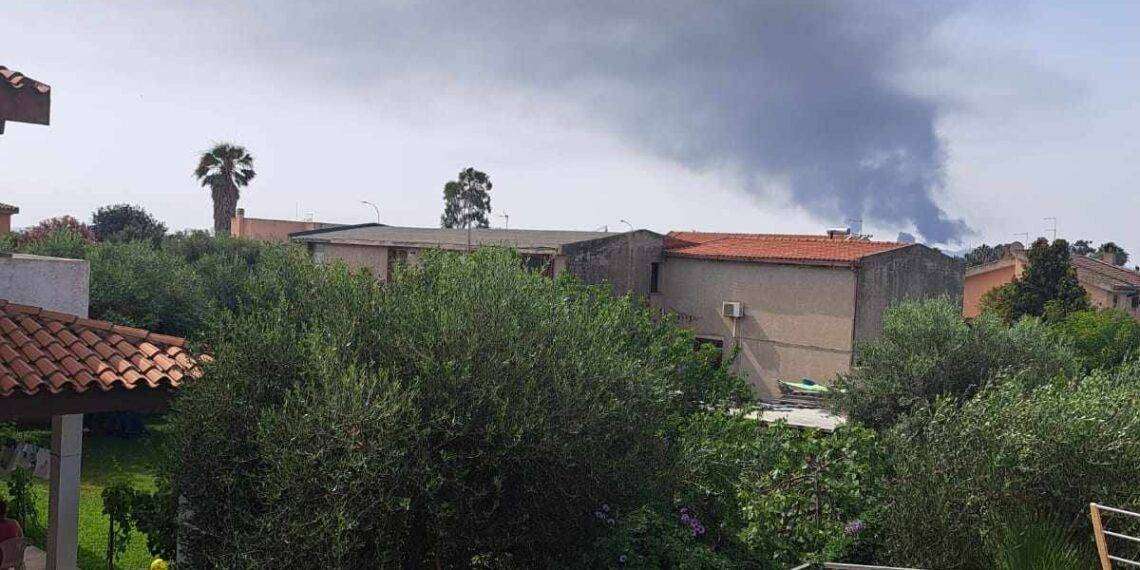 Colonne di fumo nero da impianto Saras: oscurato il cielo sopra Sarroch e Macchiareddu