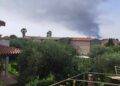 Colonne di fumo nero da impianto Saras: oscurato il cielo sopra Sarroch e Macchiareddu