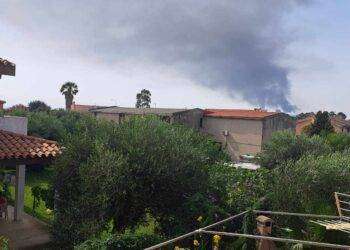 Colonne di fumo nero da impianto Saras: oscurato il cielo sopra Sarroch e Macchiareddu