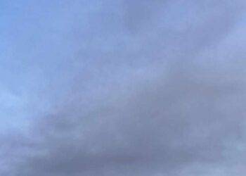 Colonne di fumo nero da impianto Saras: oscurato il cielo sopra Sarroch e Macchiareddu