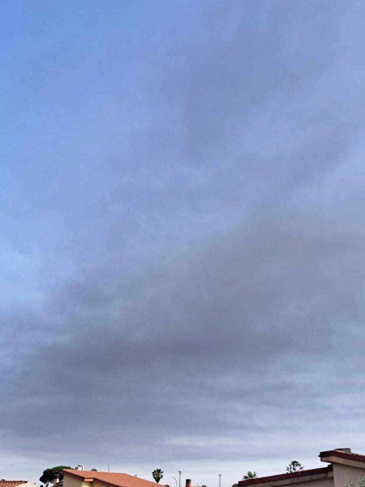 Colonne di fumo nero da impianto Saras: oscurato il cielo sopra Sarroch e Macchiareddu