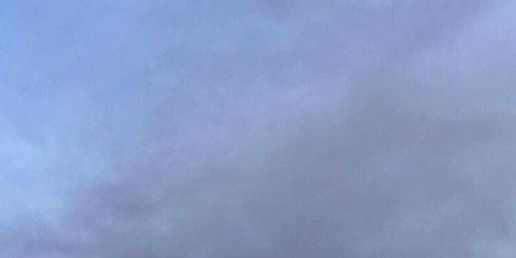 Colonne di fumo nero da impianto Saras: oscurato il cielo sopra Sarroch e Macchiareddu