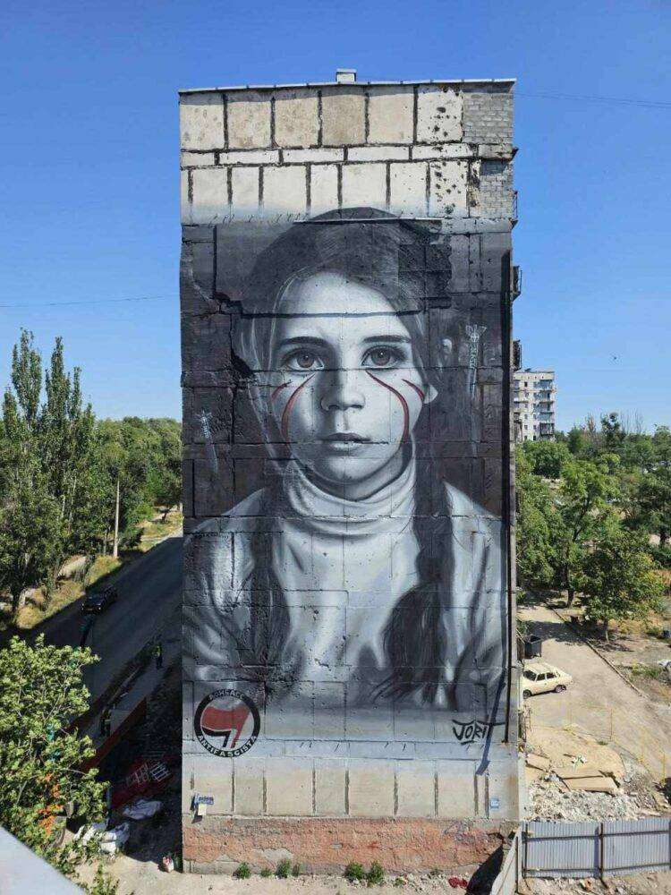 Mariupol, apparso murale dedicato ai bambini del Donbass, eseguito dall’artista italiano Jorit Cherullo