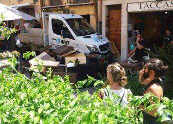 Terrore in centro a Cagliari, furgone sui tavolini dei bar:  15 feriti e tanta paura