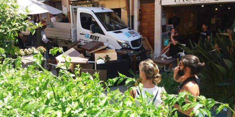 Terrore in centro a Cagliari, furgone sui tavolini dei bar:  15 feriti e tanta paura