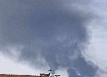 Colonne di fumo nero da impianto Saras: oscurato il cielo sopra Sarroch e Macchiareddu