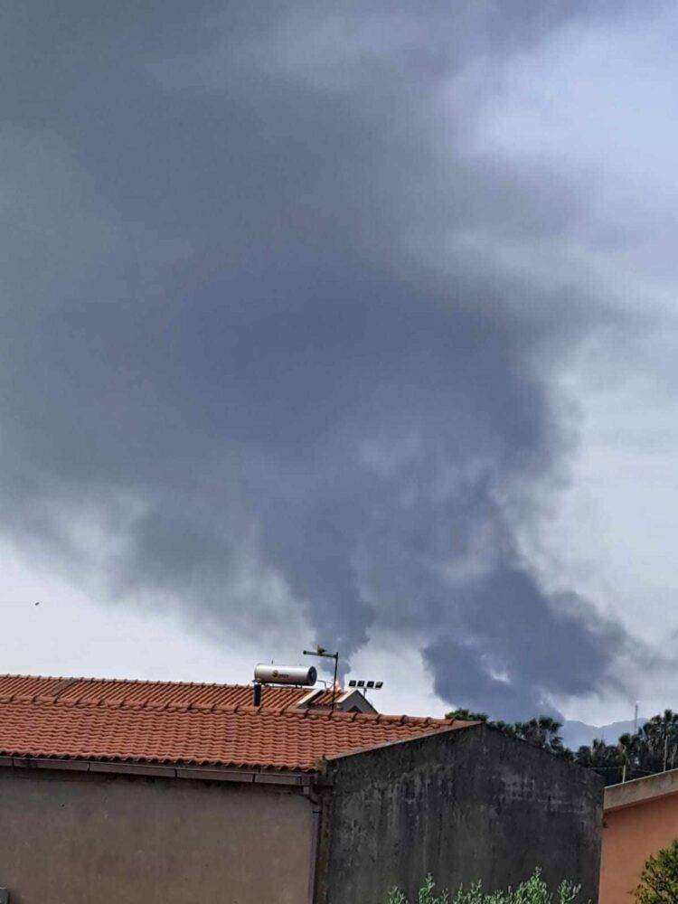 Colonne di fumo nero da impianto Saras: oscurato il cielo sopra Sarroch e Macchiareddu