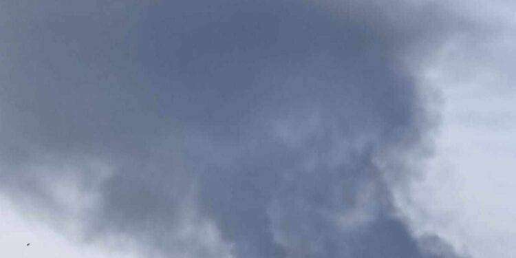 Colonne di fumo nero da impianto Saras: oscurato il cielo sopra Sarroch e Macchiareddu