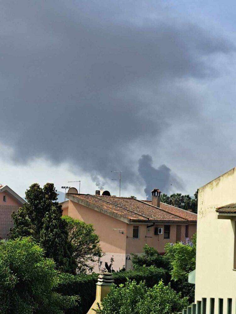 Colonne di fumo nero da impianto Saras: oscurato il cielo sopra Sarroch e Macchiareddu