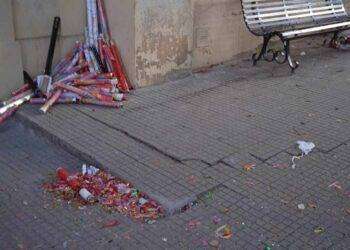 Feste di laurea fuori dall’università a Cagliari e i marciapiedi diventano una discarica