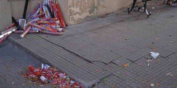 Feste di laurea fuori dall’università a Cagliari e i marciapiedi diventano una discarica