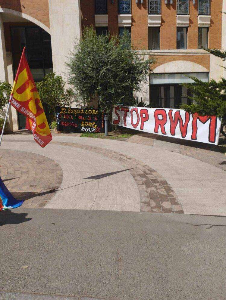 Protesta contro la fabbrica di bombe a Cagliari