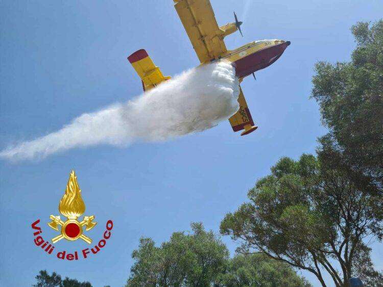Inferno di fuoco ad Arzachena: sul posto elicotteri e un canadair