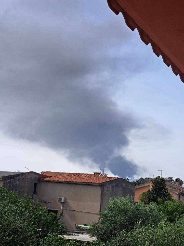 Colonne di fumo nero da impianto Saras: oscurato il cielo sopra Sarroch e Macchiareddu