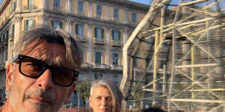 Bruciata la Venere di plastica in piazza!