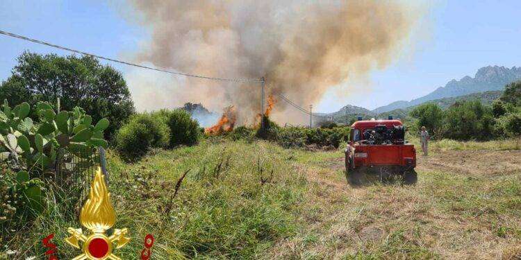 Inferno di fuoco ad Arzachena: sul posto elicotteri e un canadair