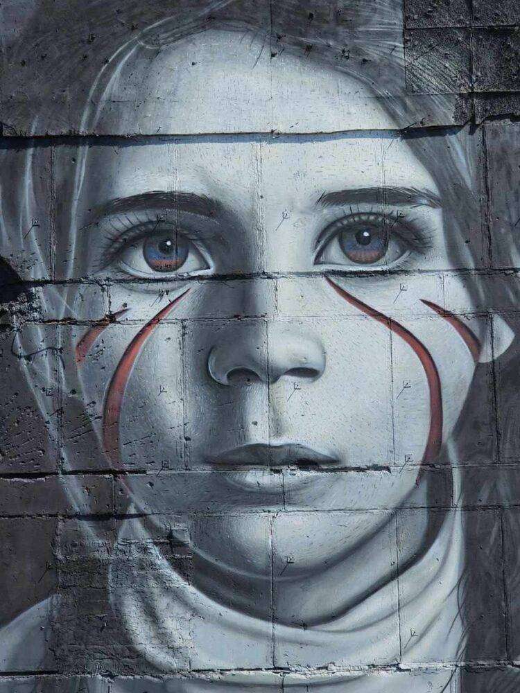 Mariupol, apparso murale dedicato ai bambini del Donbass, eseguito dall’artista italiano Jorit Cherullo