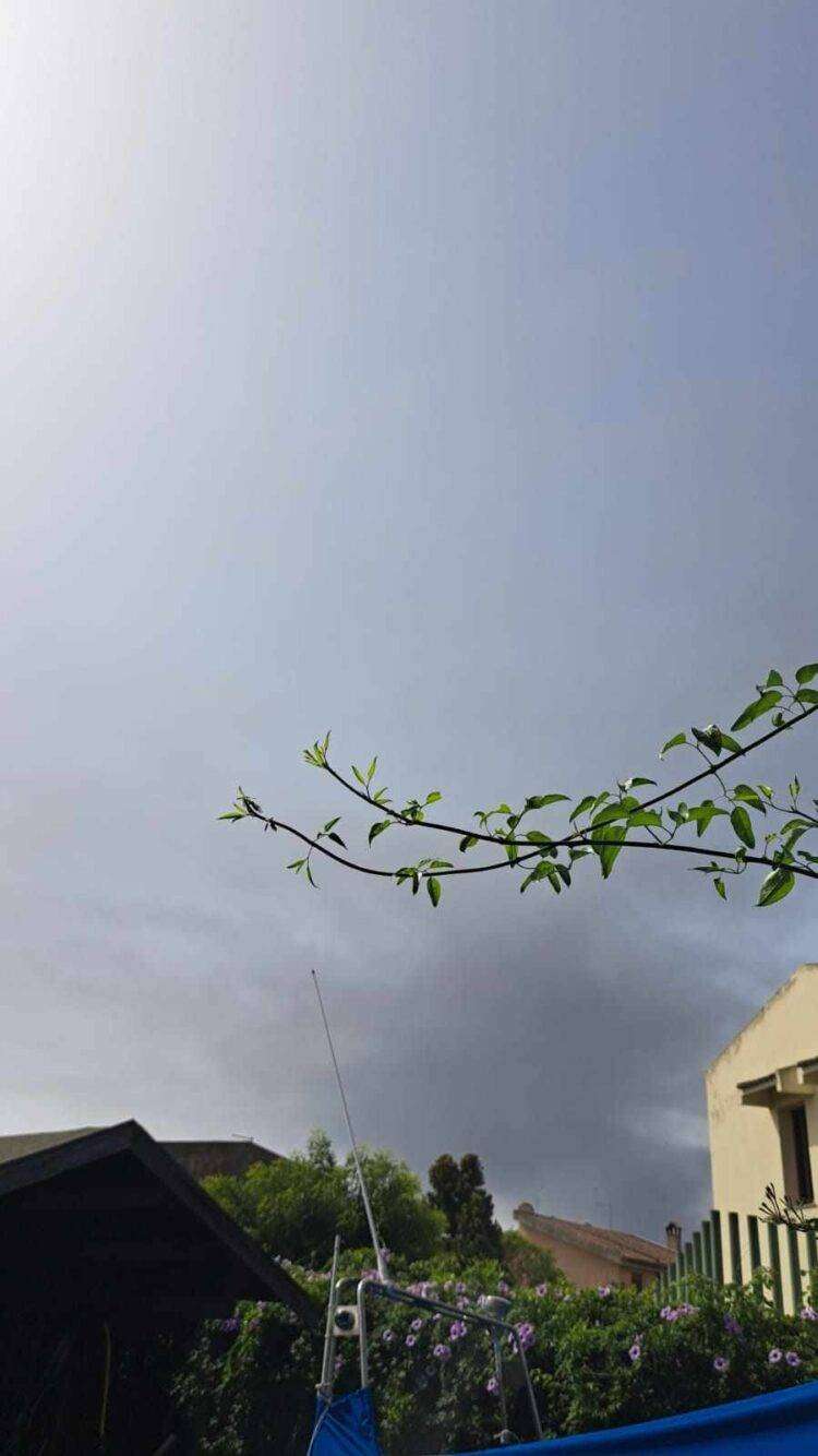 Colonne di fumo nero da impianto Saras: oscurato il cielo sopra Sarroch e Macchiareddu