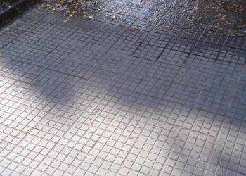 Cagliari, perdita d’acqua vicino all’Università: “Enorme spreco”