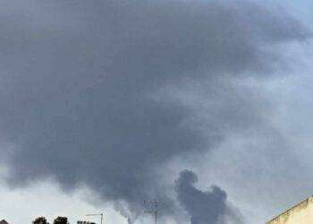 Colonne di fumo nero da impianto Saras: oscurato il cielo sopra Sarroch e Macchiareddu