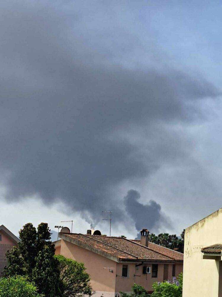 Colonne di fumo nero da impianto Saras: oscurato il cielo sopra Sarroch e Macchiareddu