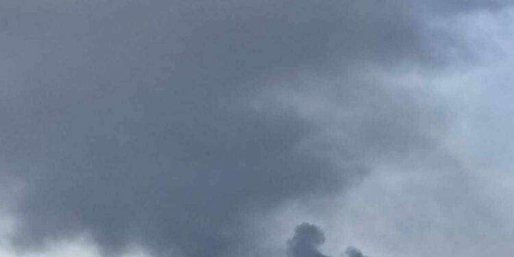 Colonne di fumo nero da impianto Saras: oscurato il cielo sopra Sarroch e Macchiareddu