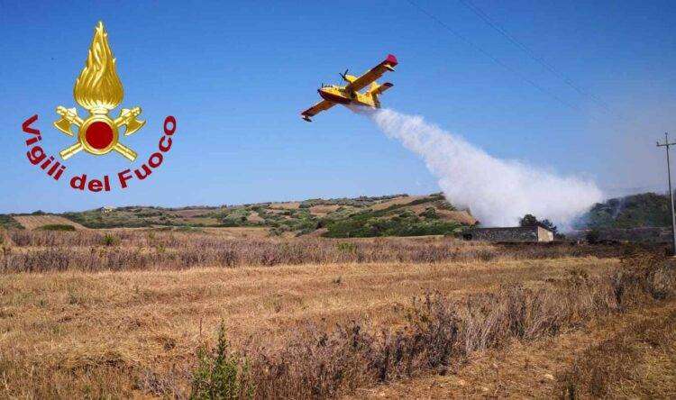 Vasto incendio nel sassarese, in azione due canadair e elicotteri del Corpo Forestale