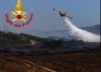 Vasto incendio nel sassarese, in azione due canadair e elicotteri del Corpo Forestale