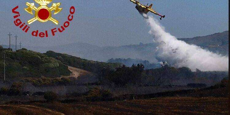 Vasto incendio nel sassarese, in azione due canadair e elicotteri del Corpo Forestale