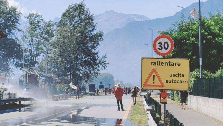 Val Susa, scontri tra No Tav e polizia chiusa per un’ora la A32