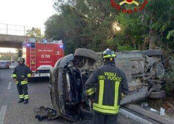 Gravissimo incidente sulla 131 Dcn: auto si ribalta, quattro feriti estratti dalle lamiere