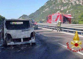 Siniscola, furgone prende fuoco sulla 131 Dcn