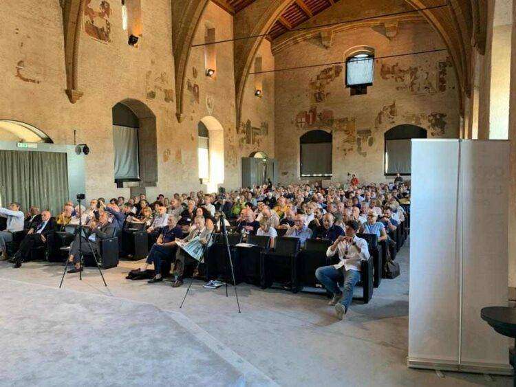 Il movimento del dissenso si riunisce a Orvieto: sala piena e critica a Usa e globalizzazione