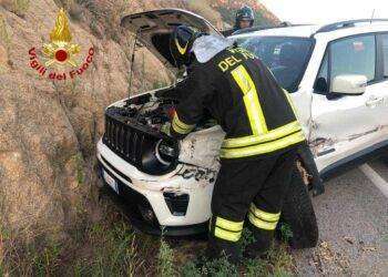 Nuoro, con l’auto finisce fuori strada: ferito e soccorso dai Vigili del Fuoco