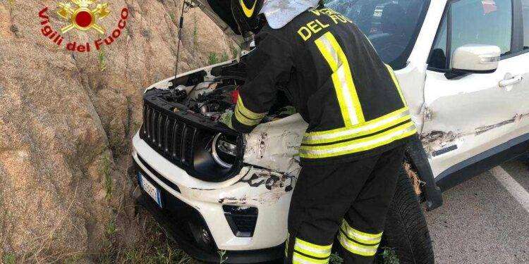 Nuoro, con l’auto finisce fuori strada: ferito e soccorso dai Vigili del Fuoco
