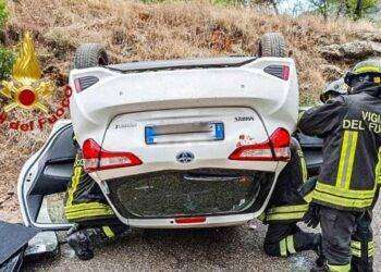 Escono fuori di strada e si ribaltano: tre feriti