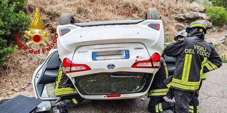 Escono fuori di strada e si ribaltano: tre feriti