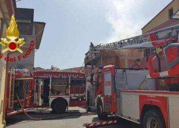 Prende fuoco una casa ad Assemini, tanta paura ma nessun ferito