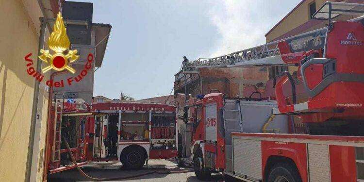 Prende fuoco una casa ad Assemini, tanta paura ma nessun ferito