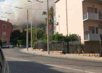 Terrore a Cagliari, in fiamme il Colle di San Michele